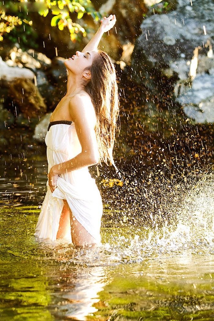 Marie Avgeropoulos in Trujillo