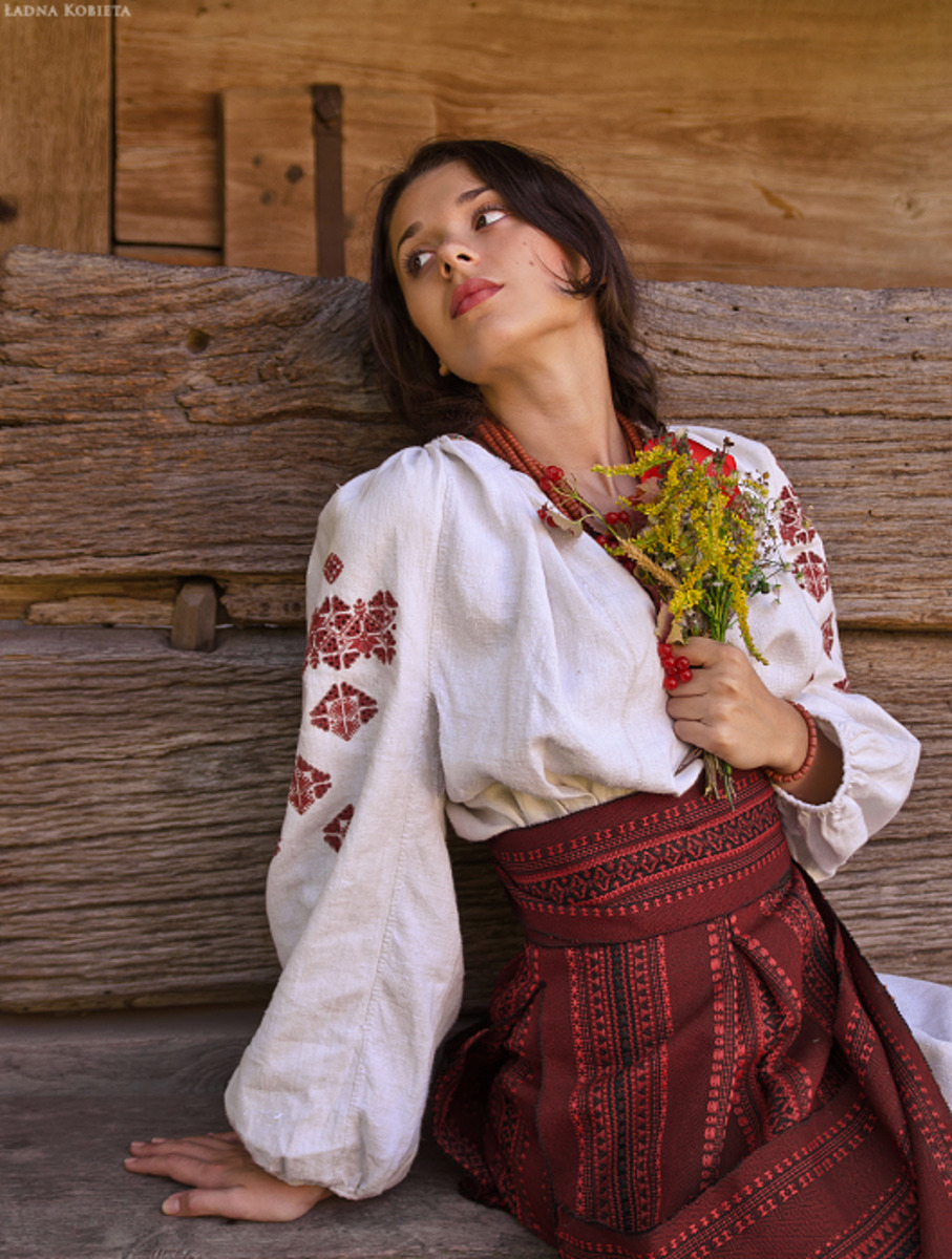 Girls in Slavic costumes in Trujillo